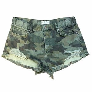 FREE PEOPLE Camo Print Denim Cutoff Shorts Size 31